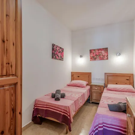 Getawaysmalta - Harbour Lights Seafront 2-bedroom In St Paul's Bay